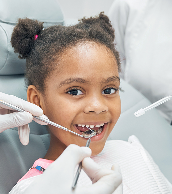 crianca afro feliz no check up regular dos dentes na clinica odontologica