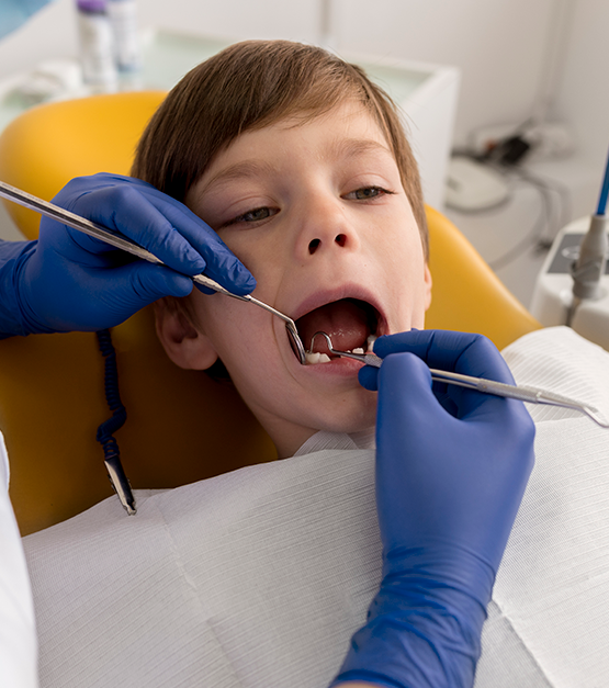 dentista limpando dentes de crianca