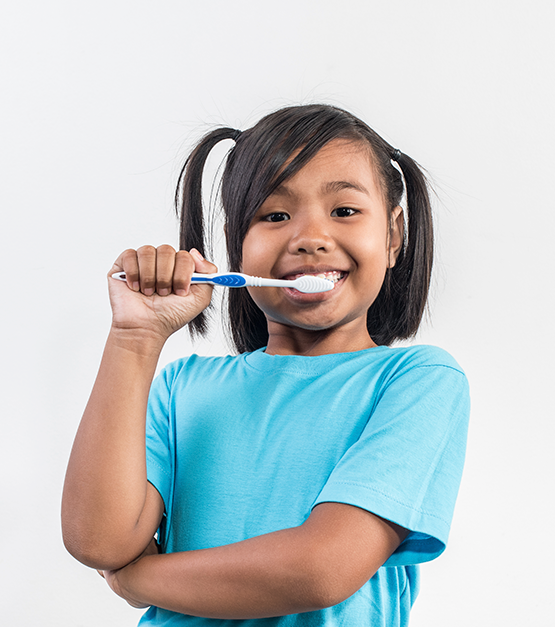 menina escovando os dentes em estudio tiro